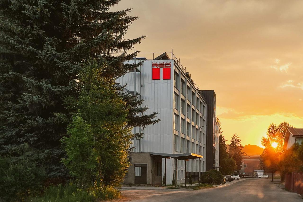 Hotel Double Red Cars Museum Brezno Exterior foto