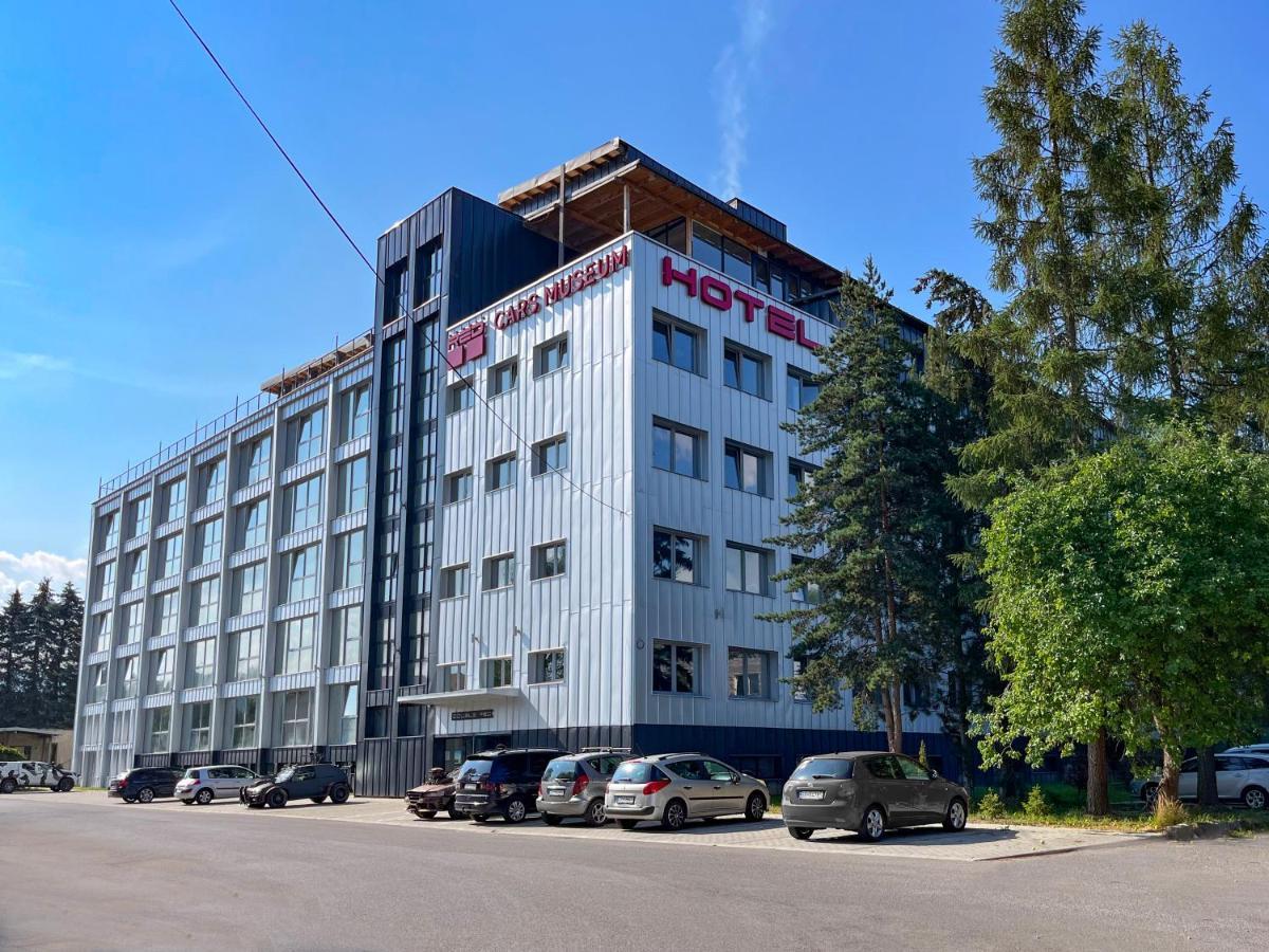 Hotel Double Red Cars Museum Brezno Exterior foto